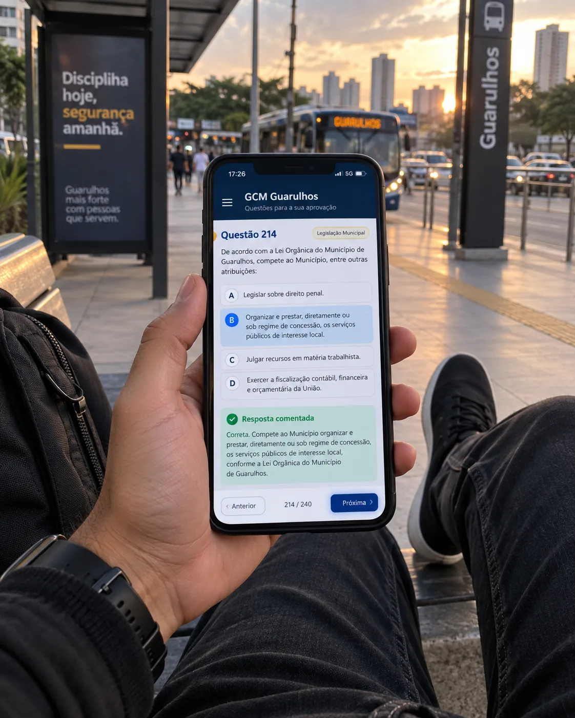 Revisão rápida pelo celular em um ponto de ônibus de Guarulhos